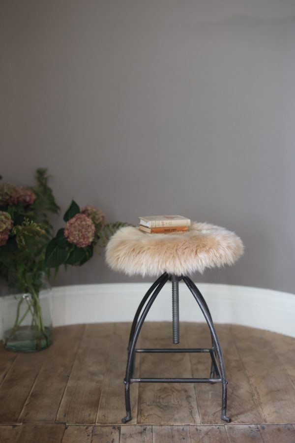 Sheepskin Luxe Caramel Seatpad - Circular - Lifestyle