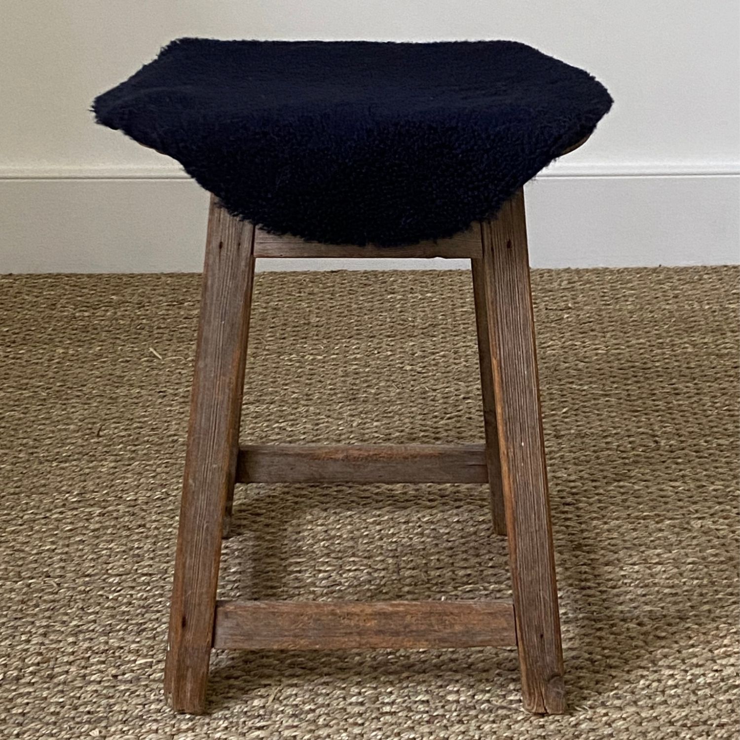 Sheepskin-Circular-Seatpad-Navy-Curly-British