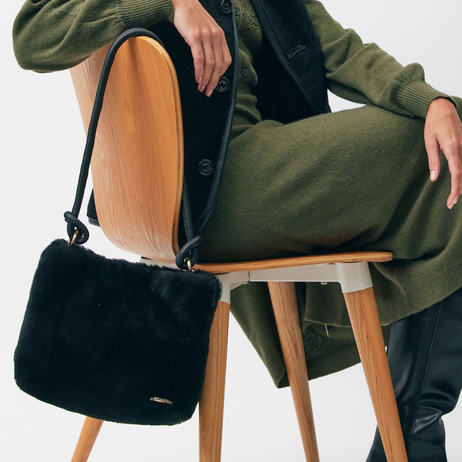 Sheepskin Shoulder Bag Black Hooper (4) heepskin Shoulder Bag Black Hooper (1)