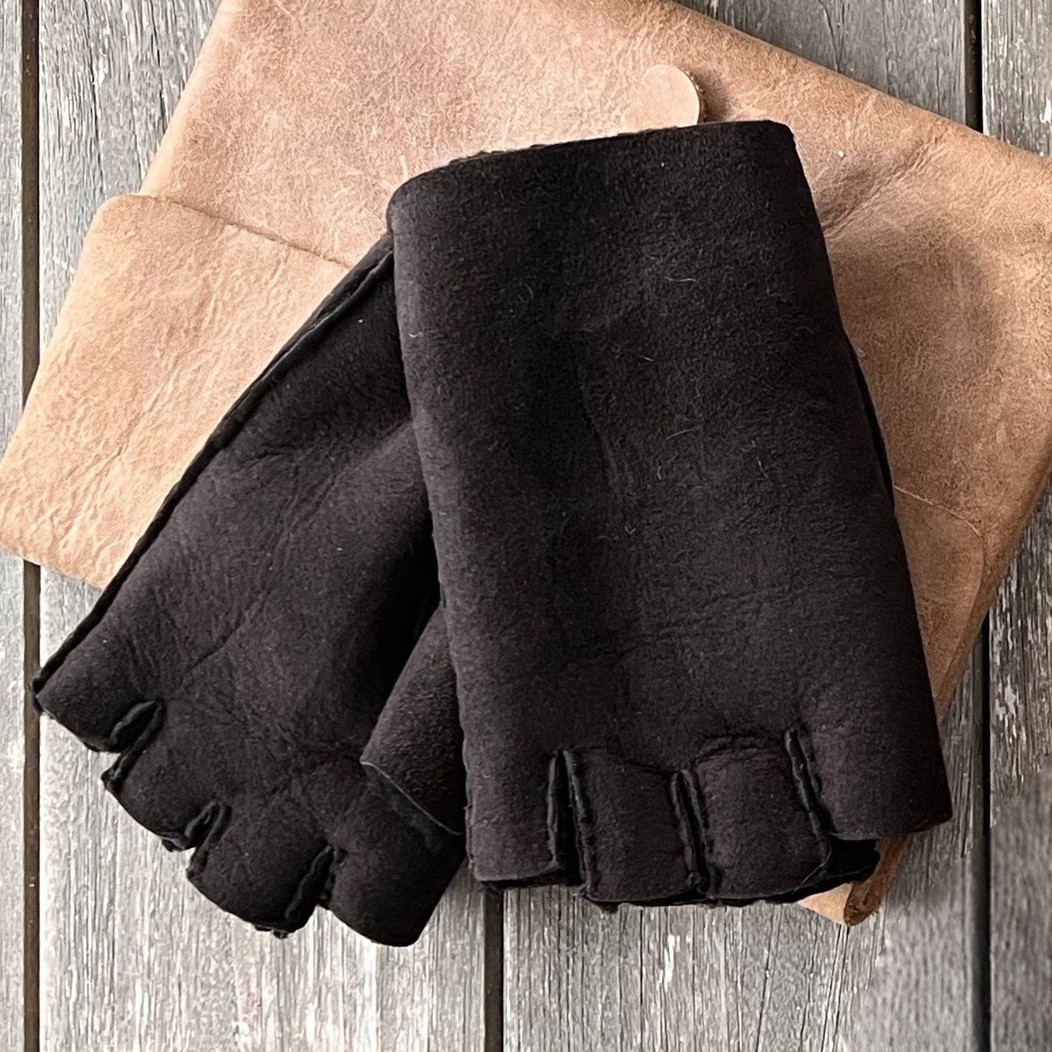 Sheepskin Fingerless Gloves Ebony Curly (2)