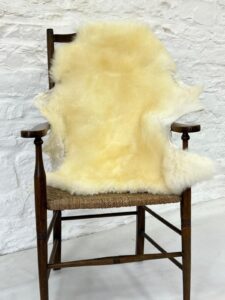 2455b1a6-044a-418a-956f-7bc42235e406 SHEEPSKIN RUG NATURAL IVORY SINGLE