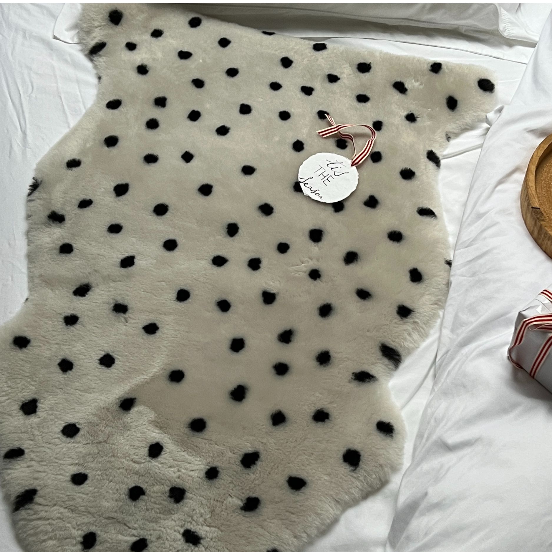Sheepskin nursing rug Oyster polka dot