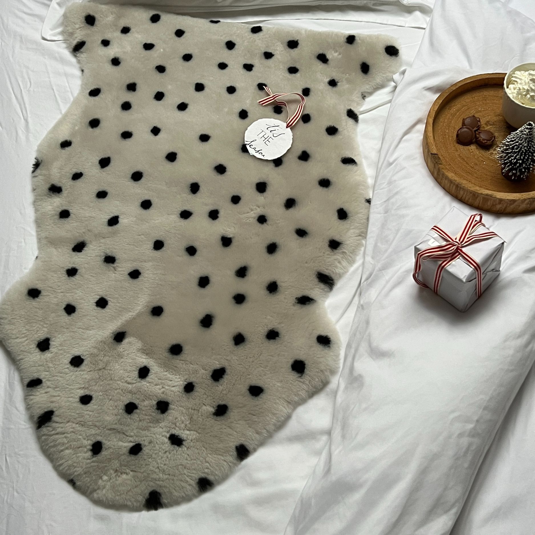 Sheepskin Nursing Rug Oyster Polka Dot